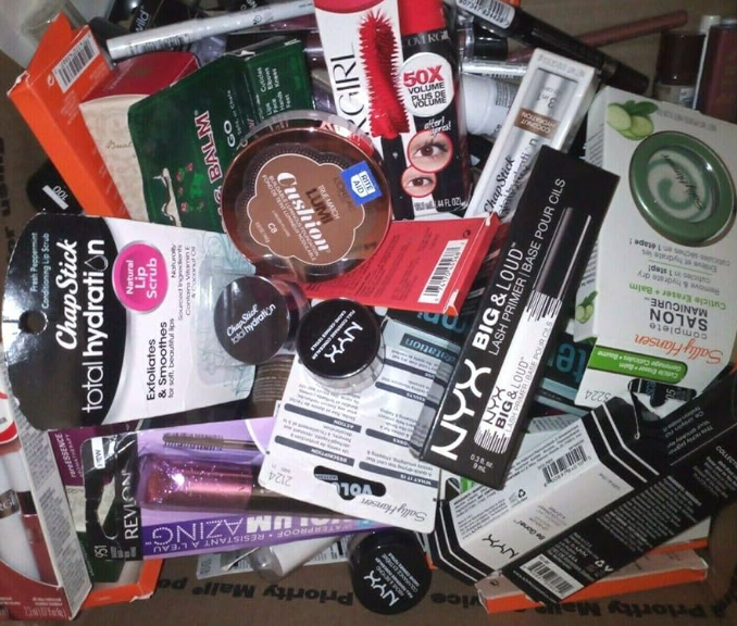 GlowPick Beauty Sample Mystery Box – Mini Skincare & Makeup Surprises